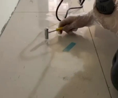 福州瓷砖开裂维修公司专业分享瓷砖在铺贴前如果没有沥干水分，将会导致以下问题