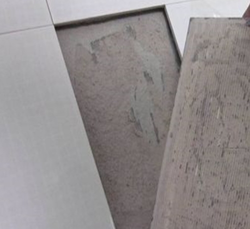 福州瓷砖空鼓维修公司分享瓷砖铺贴时如果打浆（即涂抹在瓷砖背面和基层上的砂浆或瓷砖胶）过少，会带来以下问题